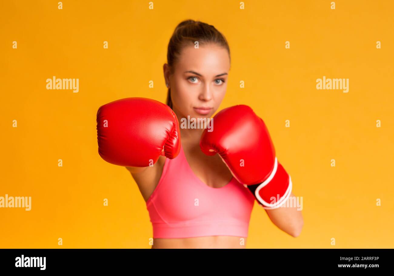 Junge Sportliche Frau Mit Roten Boxhandschuhen, Bereit Zum Angriff Stockfoto