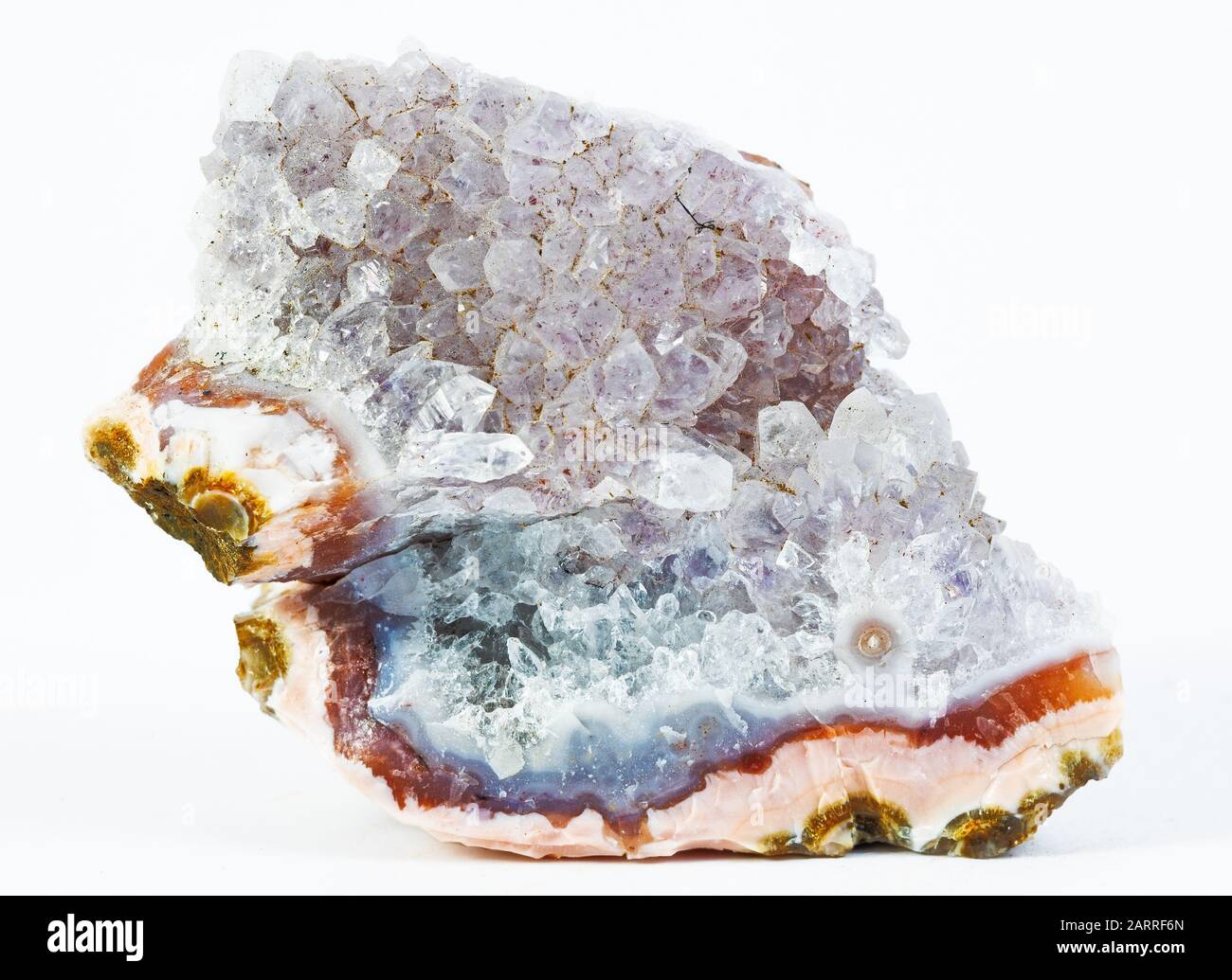 Chalcedonmineral auf weißem Grund. Makrofotografie. Stockfoto