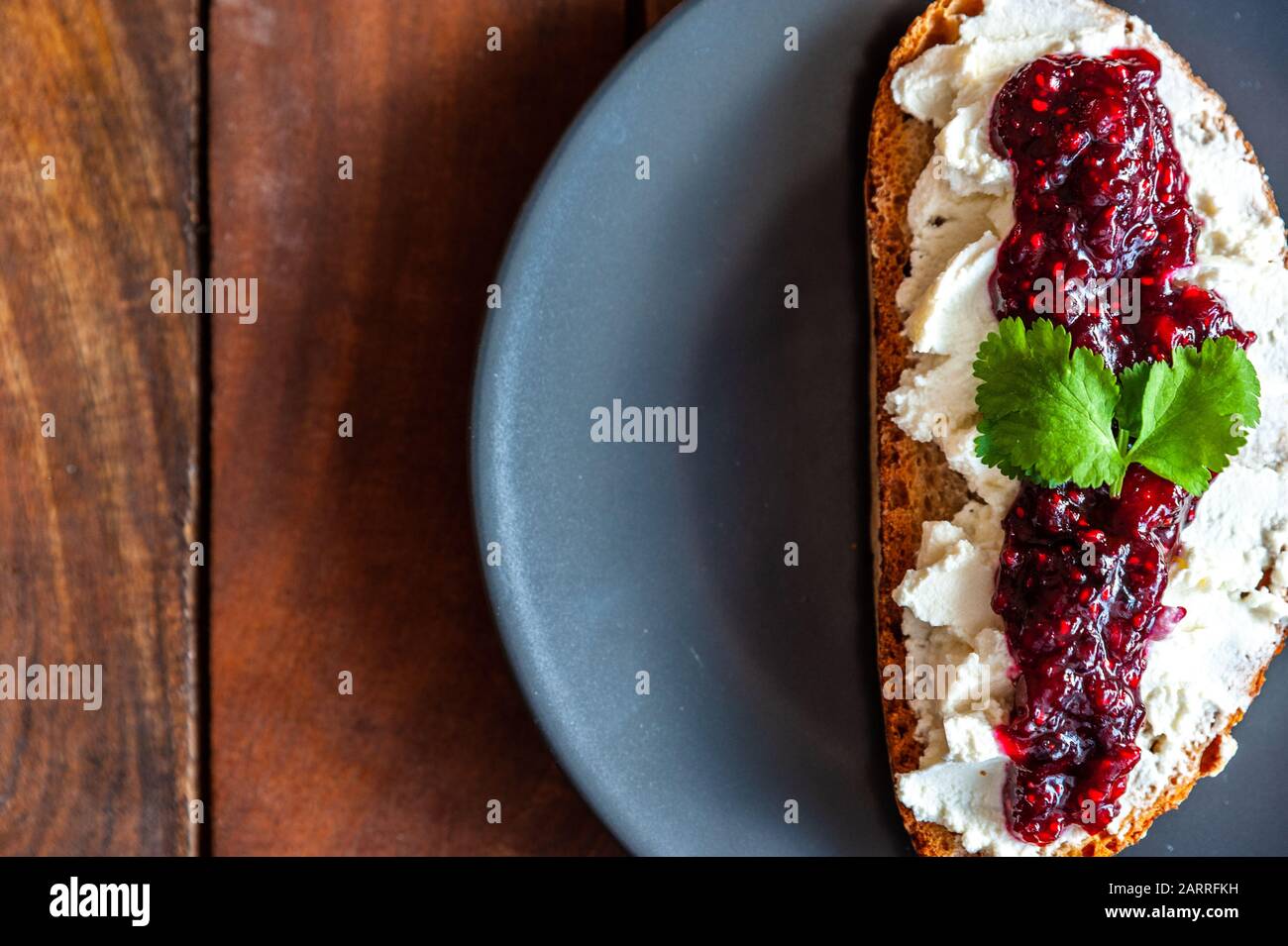 Detailaufnahme einer Scheibe Brot mit Ricotta-Käse und -Glas Stockfoto