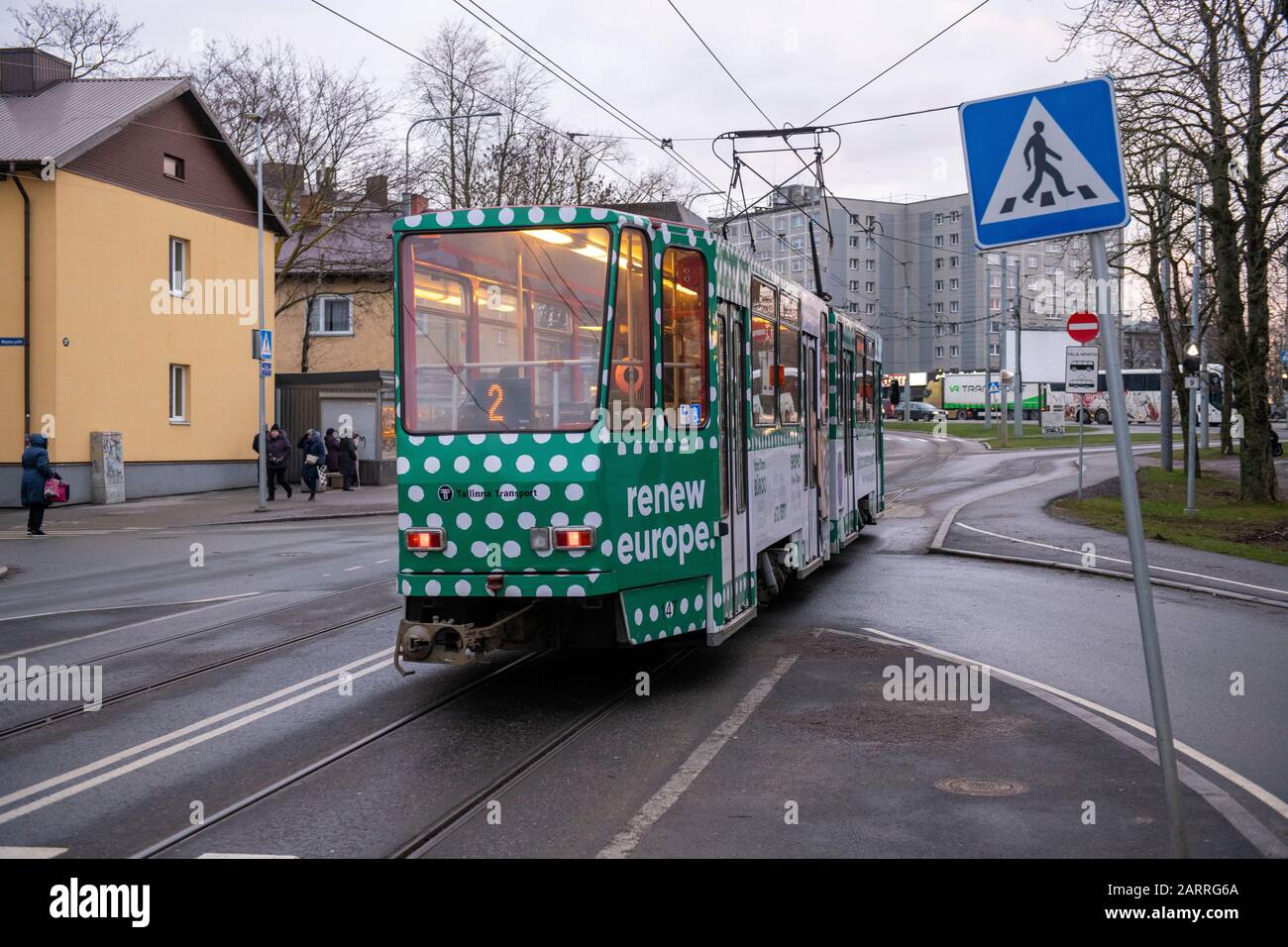 Elektrische Tram mit "Renewe Europe"-Beschilderung. Tallinn, Estland Stockfoto