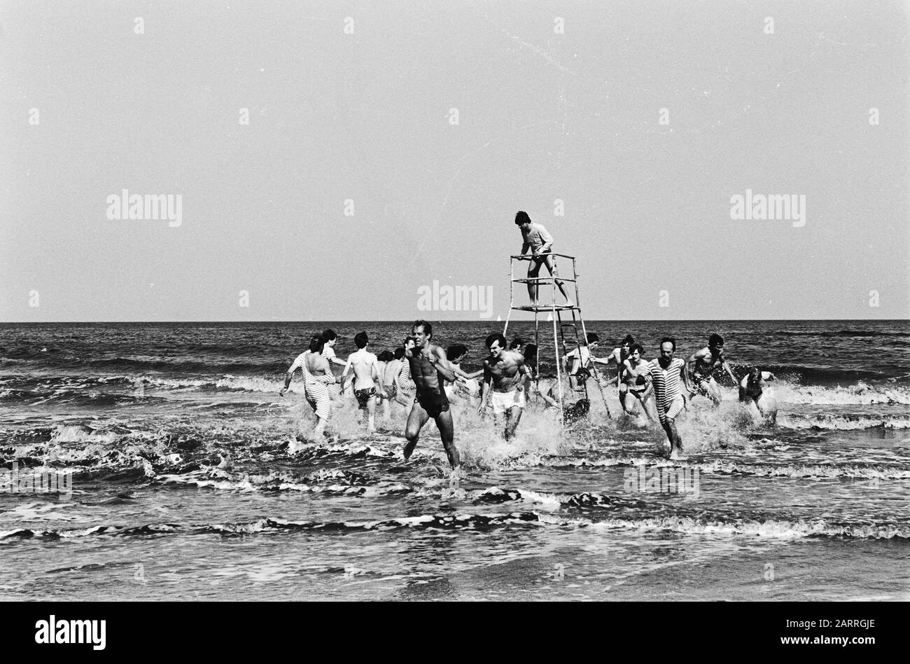 Scheveningen: Traditionelles Seerennen infolge der Eröffnung der Badesaison Datum: 15. Mai 1980 Ort: Scheveningen, Zuid-Holland Schlüsselwörter: Badesaison Stockfoto