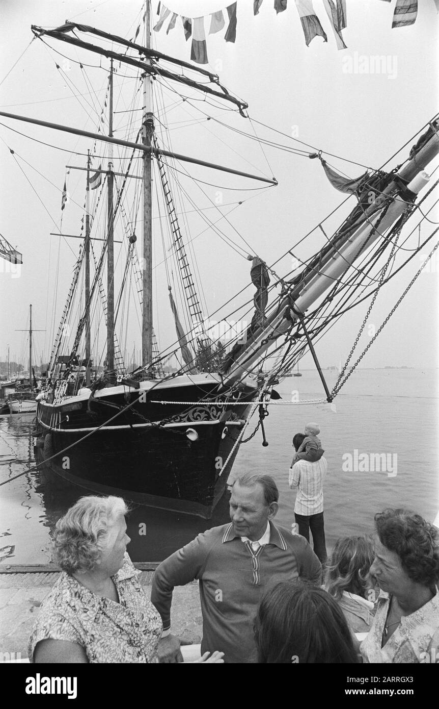Schiff Charlottew Rhodes aus der Fernsehserie Onedinline, im Hafen Monnickendam in Verbindung mit Event Week Date: 3. August 1977 Ort: Monnickendam Keywords: TV-Serie, Häfen, Schiffe: Suyk, Koen/Anefo Stockfoto
