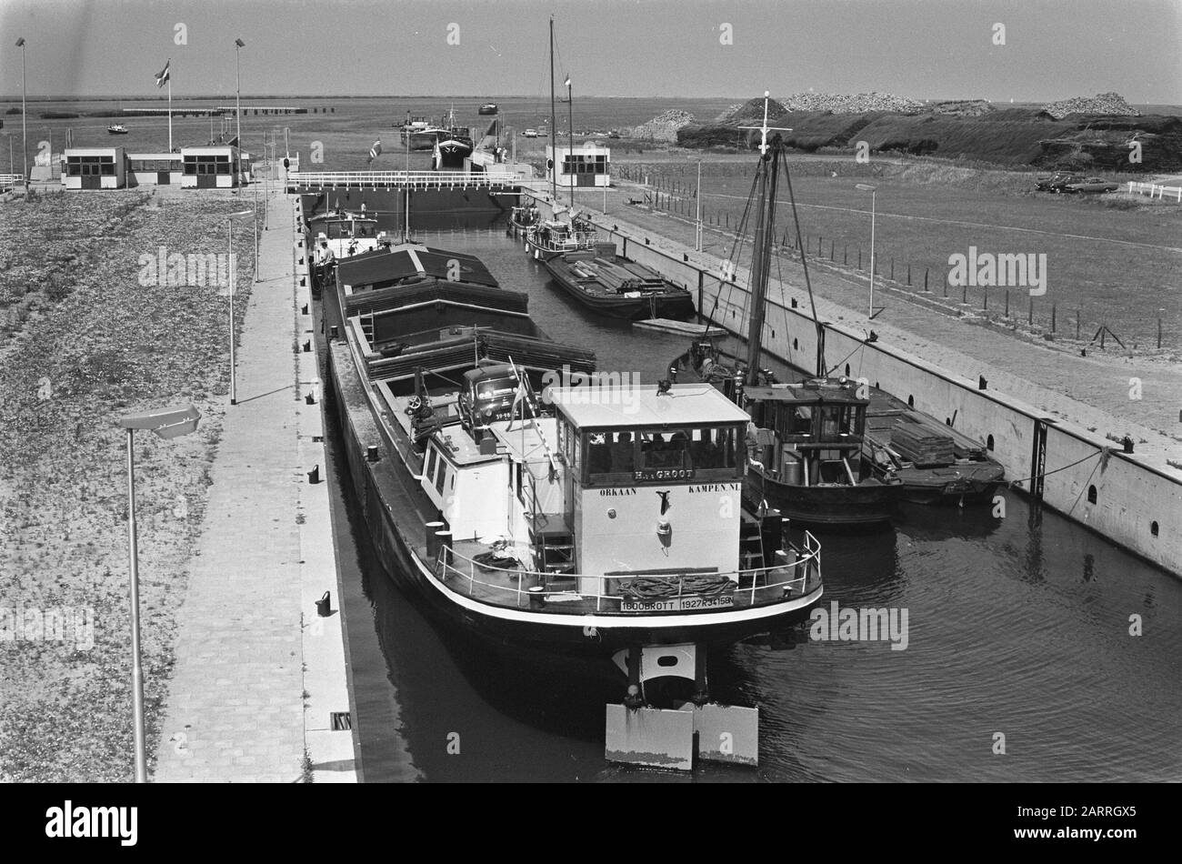 Deich um Markerwaard wird Anfang September Geschlossen Schiff in der Schleuse Houtrib Datum: 28. Juli 1975 Standort: Markerwaard Schlüsselwörter: Rhein, Schleusen, Wasserstraßen Stockfoto