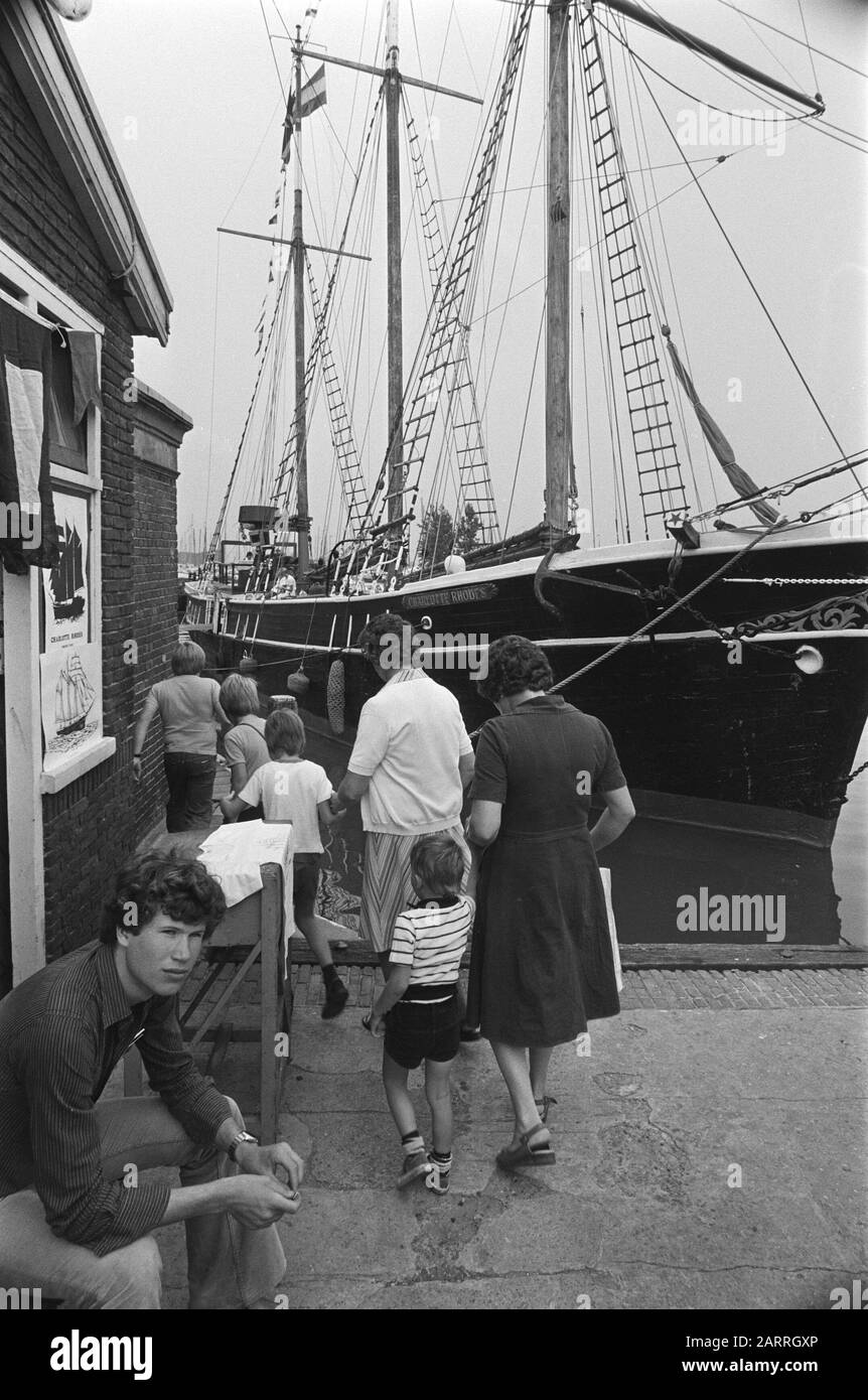 Schiff Charlottew Rhodes aus der Fernsehserie Onedinline, im Hafen Monnickendam in Verbindung mit Event Week Date: 3. August 1977 Ort: Monnickendam Keywords: TV-Serie, Häfen, Schiffe: Suyk, Koen/Anefo Stockfoto