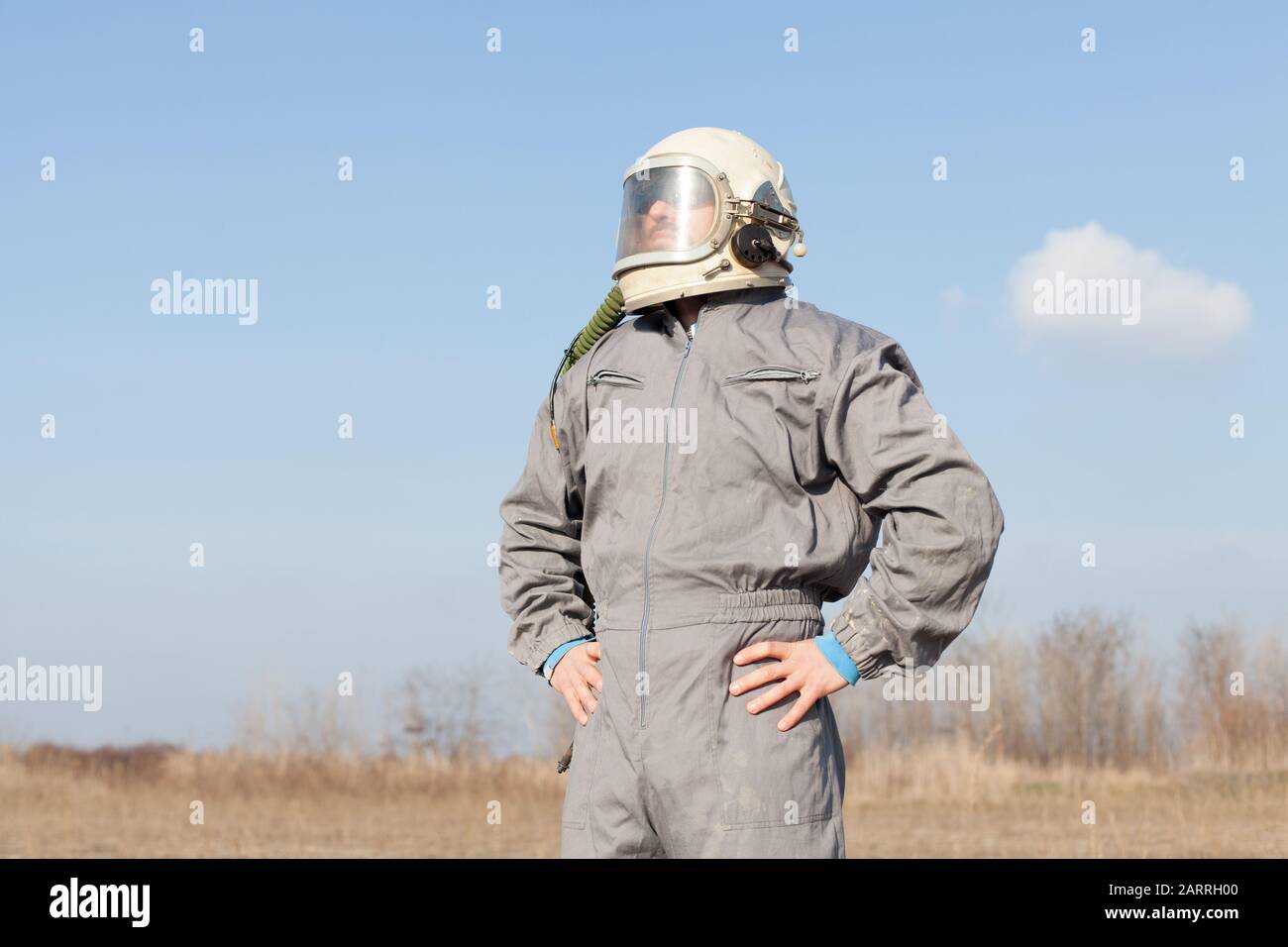 Kampfflugführer, der sich auf den Flugbetrieb vorbereitet Stockfoto