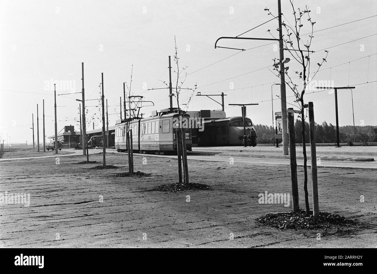 Shipport Line in Betrieb genommen; Bahnhof RAI mit Straßenbahn und Bahn Datum: 1. Juni 1981 Schlagwörter: Stationen, Straßenbahnen, Züge Einstellungen Name: RAI Stockfoto