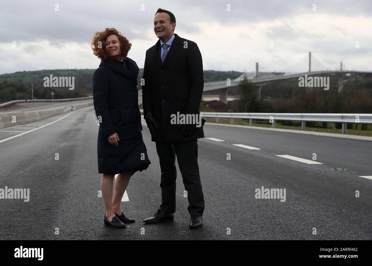 Taoiseach Leo Varadkar (rechts) und Rose Katherine Kennedy Townsend, Großnichte des verstorbenen präsidenten John F. Kennedy, bei der Eröffnung der längsten Brücke Irlands, in New Ross, Co. Wexford. Die Brücke trägt den Namen Rose Fitzgerald Kennedy Bridge zu Ehren der Mutter von Präsident John F. Kennedy und überspannt 887 m und überquert dabei den River Barrow zwischen den Grafschaften Wexford und Kilkenny. Stockfoto