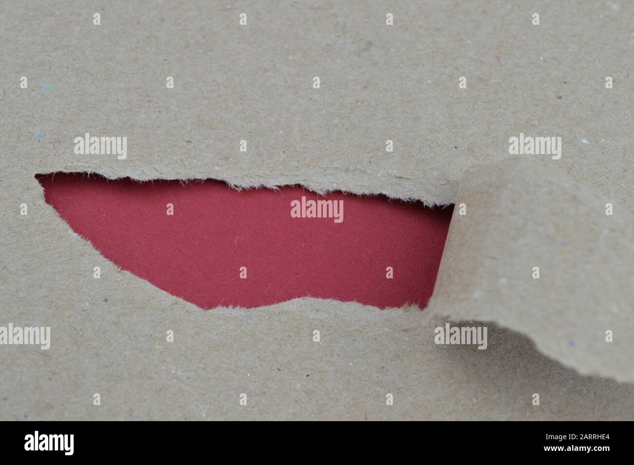 Zerripptes Papier, das roten Leerraum für Wörter aufdeckt, die für Dinge gedacht sind, die man hinter der Szene entdecken kann Stockfoto