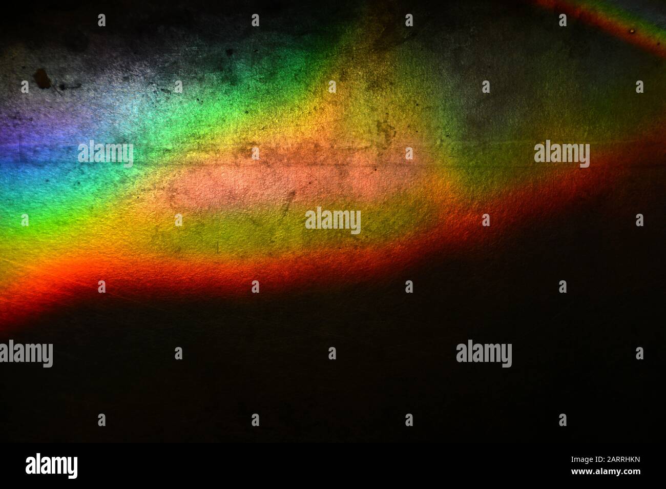 Sonneneinstrahlung auf einem Metallblech in Regenbogenfarben Stockfoto