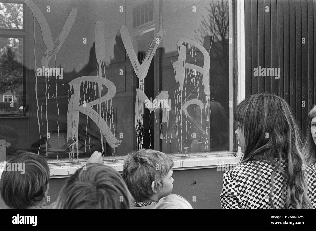 Schule hat in Leerdam Feuer gelegt, Fenster bemalt mer RMS-Slogans Datum: 22. Oktober 1976 Standort: Leerdam Schlüsselwörter: Brände, Schulen Stockfoto