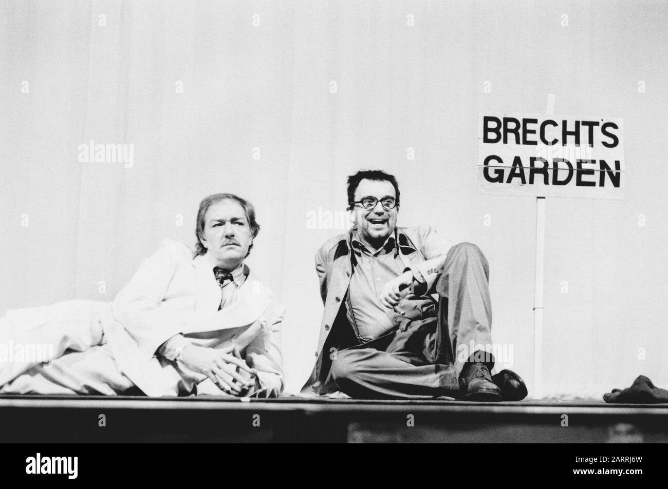 Michael Gambon (als Odon von Horvath) und Ian McDiarmid (als Bertollt Brecht) in ERZÄHLUNGEN AUS HOLLYWOOD von Christopher Hampton unter der Regie von Peter Gill am National Theatre (NT), London 1983. Sir Michael Gambon, geboren 1940 in Dublin, zog mit 6 Jahren nach London, wurde britischer Staatsbürger. 1998 zum Ritter geschlagen. Mehr-Preisträger, darunter 3 Oliviers und 4 BAFTAs. Ian McDiarmid, geboren 1944, schottischer Schauspieler und Regisseur von Bühne und Leinwand, am bekanntesten für die Darstellung von Kaiser Palpatine in der Star Wars-Filmreihe. Gewinner der Olivier und Tony Awards. Stockfoto