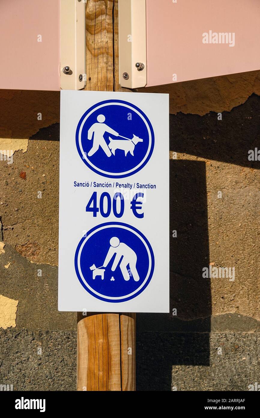 Warnschild für Hunde in der Stadt Margalef im Winter, Lleida, Catalunya, Spanien Stockfoto
