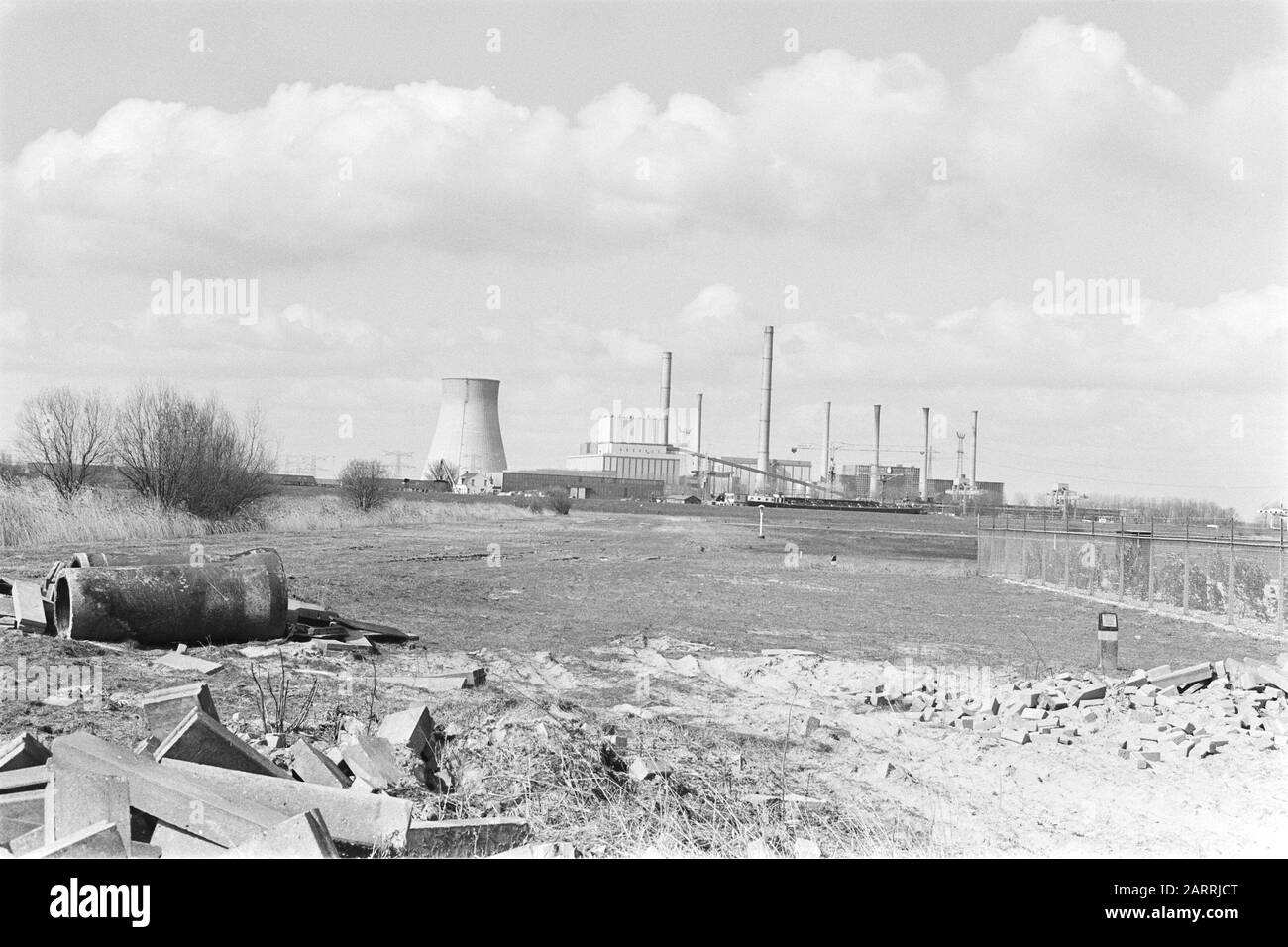 Kamin Amercentrale in Geertruidenberg besetzt von Vereniging Milieudefensie aus Protest gegen die saure Regel (Banner); de Amercentrale (Kohle gefeuert)/Datum: 2. april 1984 Ort: Geertruidenberg Stichwörter: Kamine, Besetzung, Proteste persönlicher Name: Amercentrale Institution Name: Milieudefensie Stockfoto