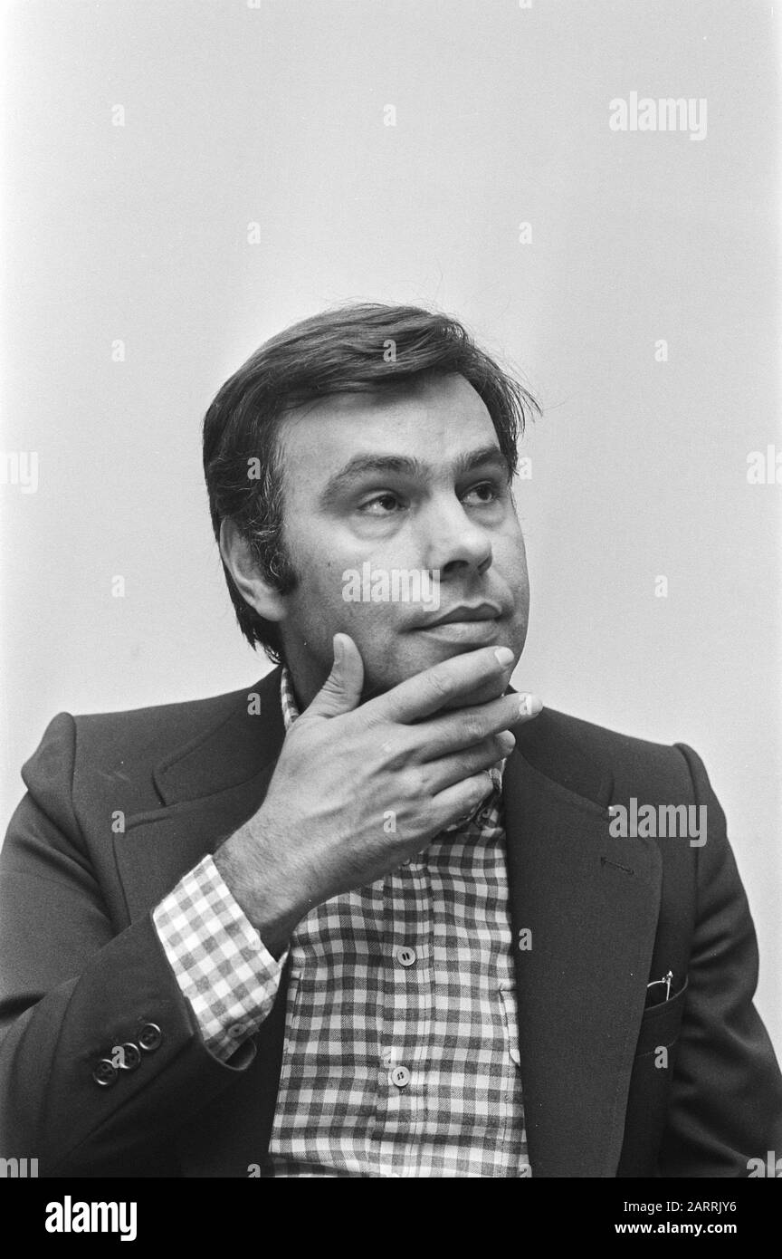 Generalsekretär der Sozialistischen Partei Spaniens (PSOE) in Schiphol; Felipe Gonzales, Datum: 24. September 1976 Ort: Spanien Stichwörter: Name der politischen Institution: PSOE Stockfoto