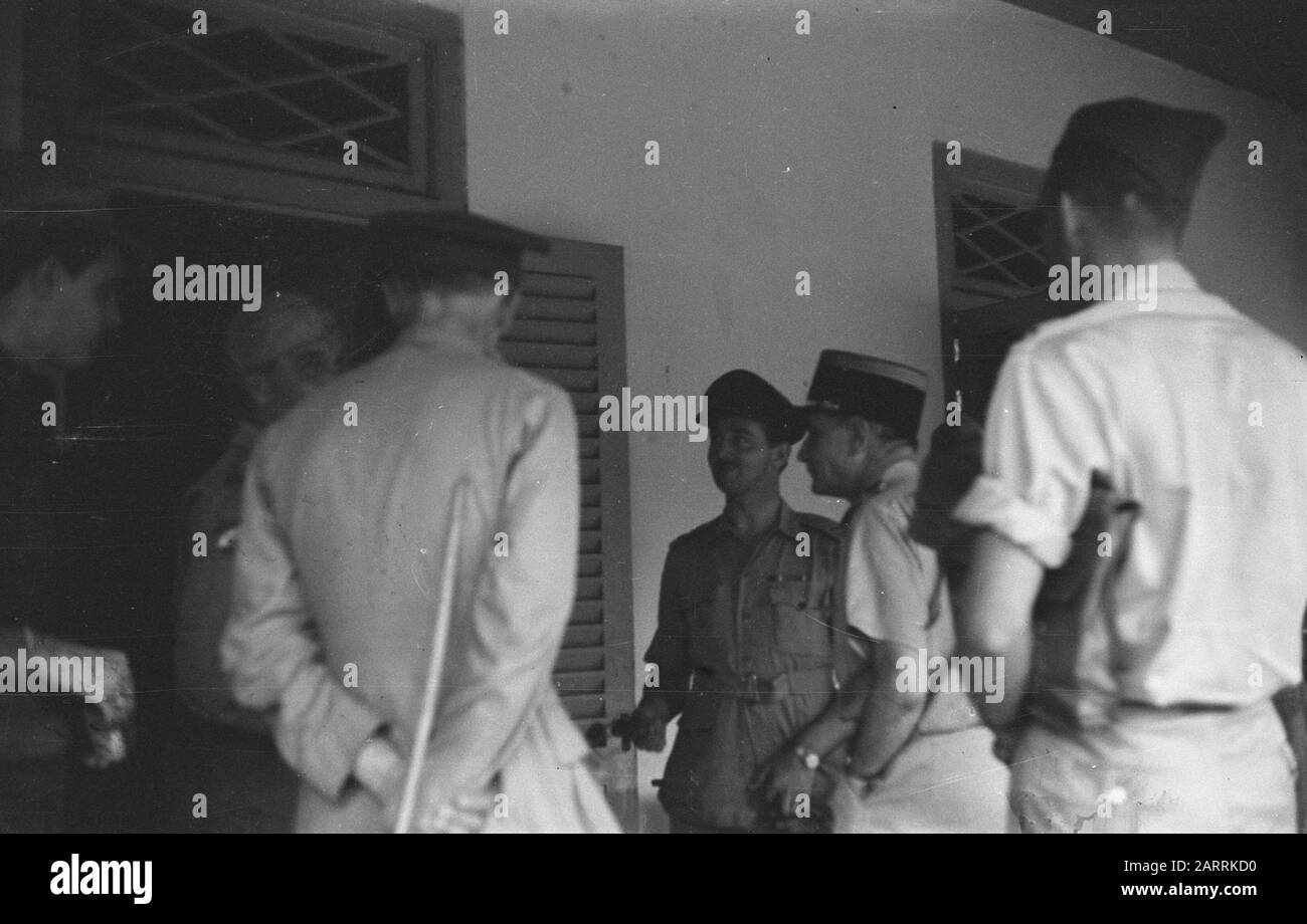 Ausländische Militärbeobachter Semarang Semarang: Besuch ausländischer Militärbeobachter bei der V-Brigade. Oberst Morizon (Frankreich), Oberst Servais (Belgien) und Major Sands (England) Datum: 27. September 1947 Ort: Indonesien, Java, Niederländische Ostindien, Semarang Stockfoto