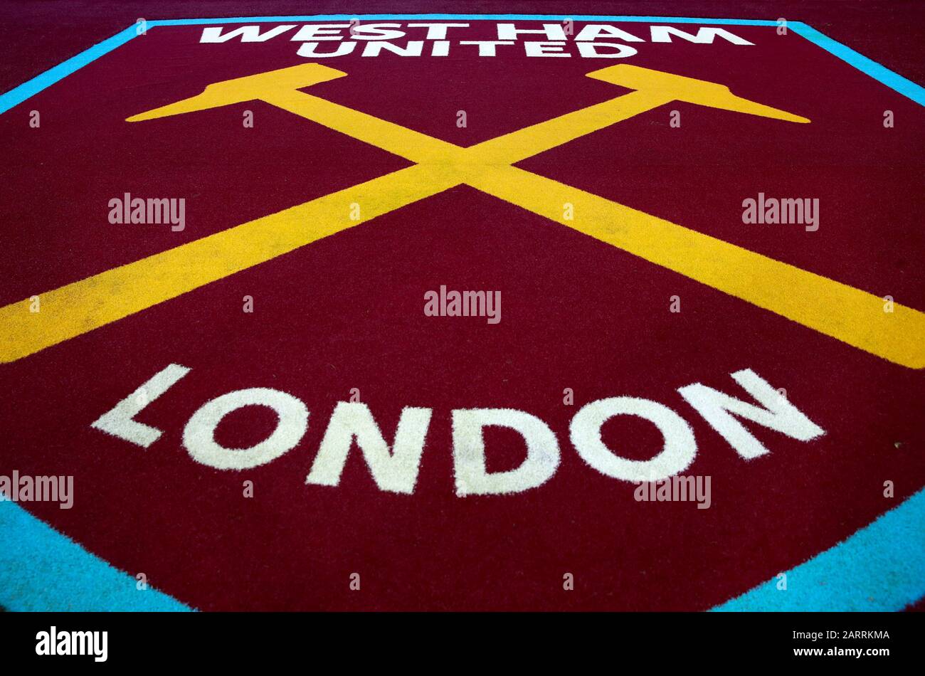 Allgemeiner Blick auf das Logo von West Ham vor dem Spiel der Premier League im Londoner Stadion. Stockfoto