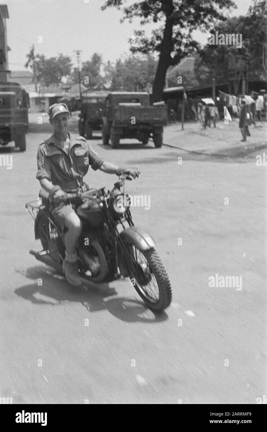 DLC] Inspektionsreise General P.L.G. Doorman 2nd Part Great East (Oktober 1946) Sergeant on a Motorcycle Date: October 1948 Location: Celebes, Indonesia, Dutch East Indies Stockfoto