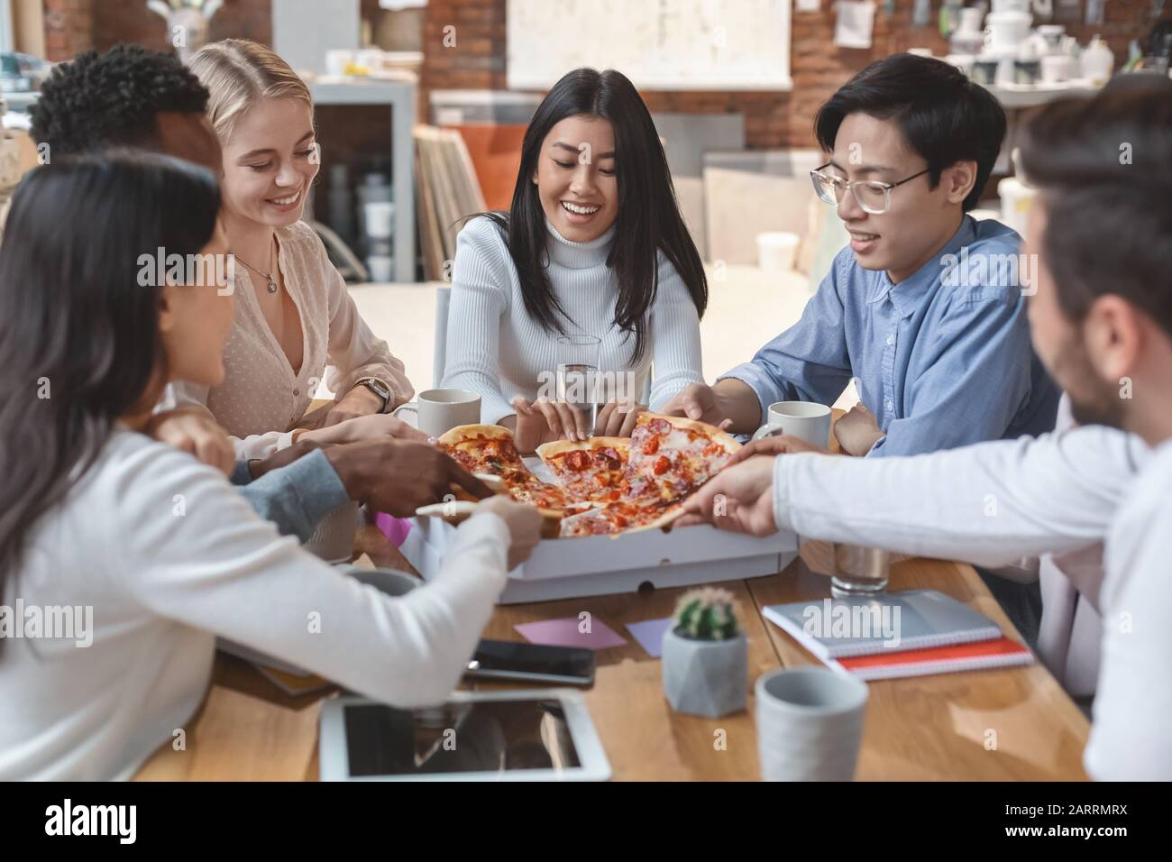 Junges Business-Team, das eine Mittagspause im Büro hat Stockfoto