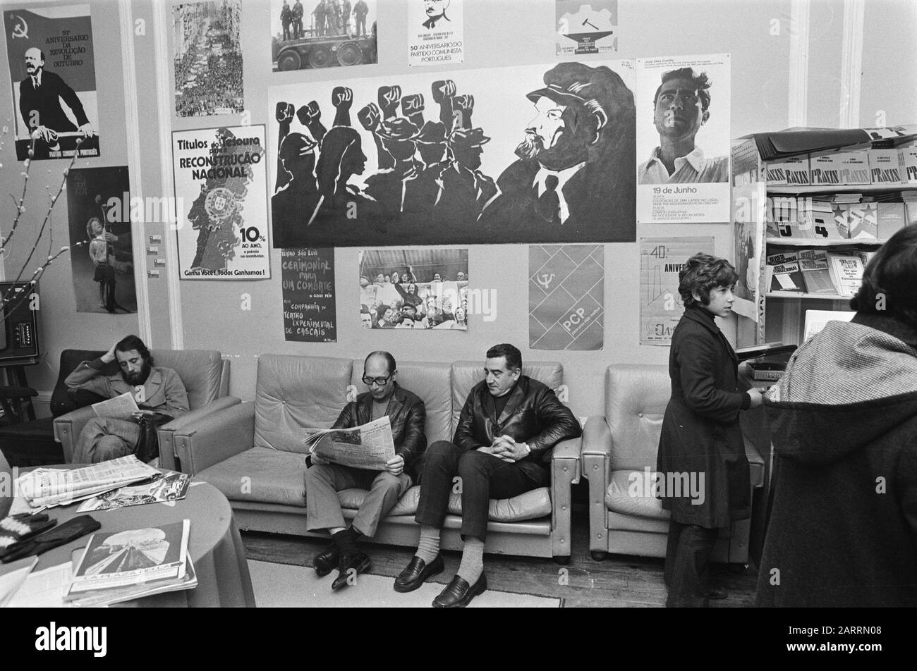 Serie Portugal, Politik, Straßenbilder etc.; Innenparteibüro der Kommunistischen Partei Portugals in Lissabon (PCP) Datum: 11. Februar 1975 Standort: Lissabon, Portugal Schlüsselwörter: Büros, Politik, politische Parteien Stockfoto