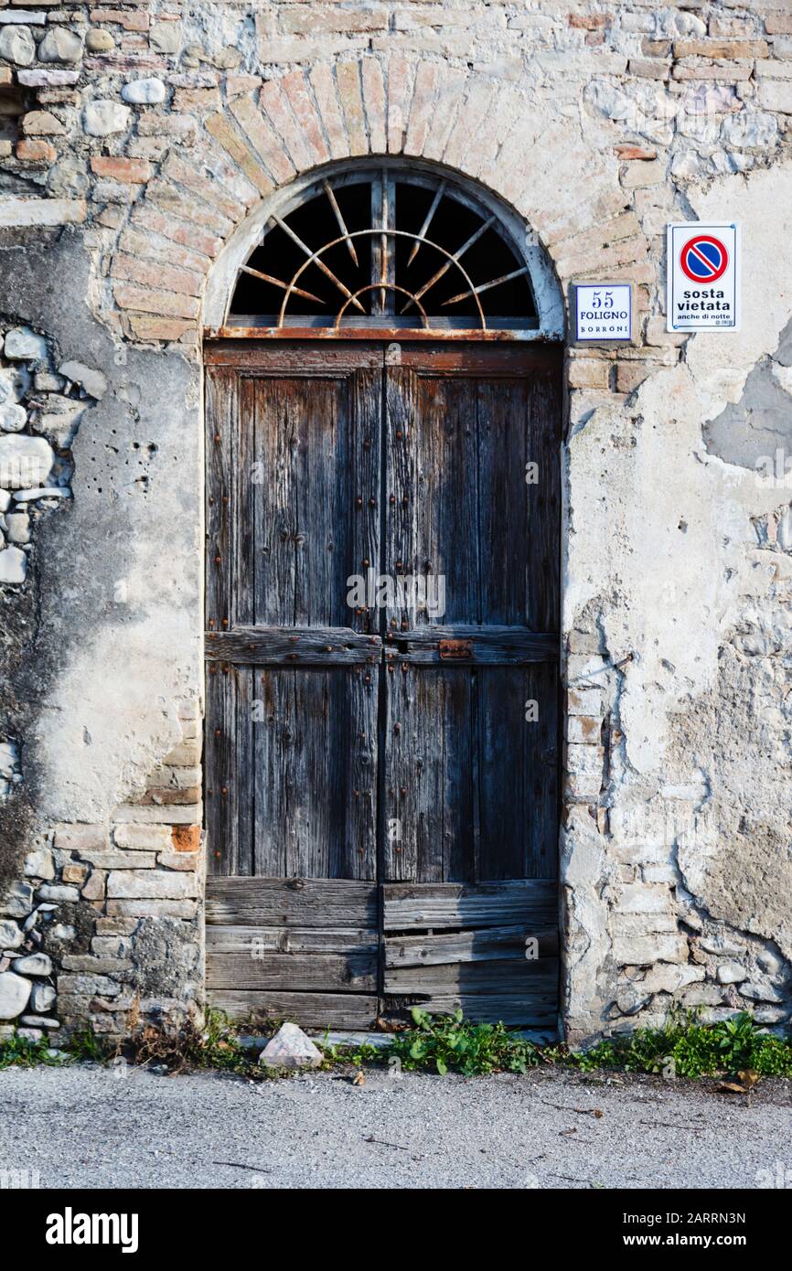 Tür in einem verlassenen Haus am Stadtrand von Foligno, Umbrien, Italien Stockfoto