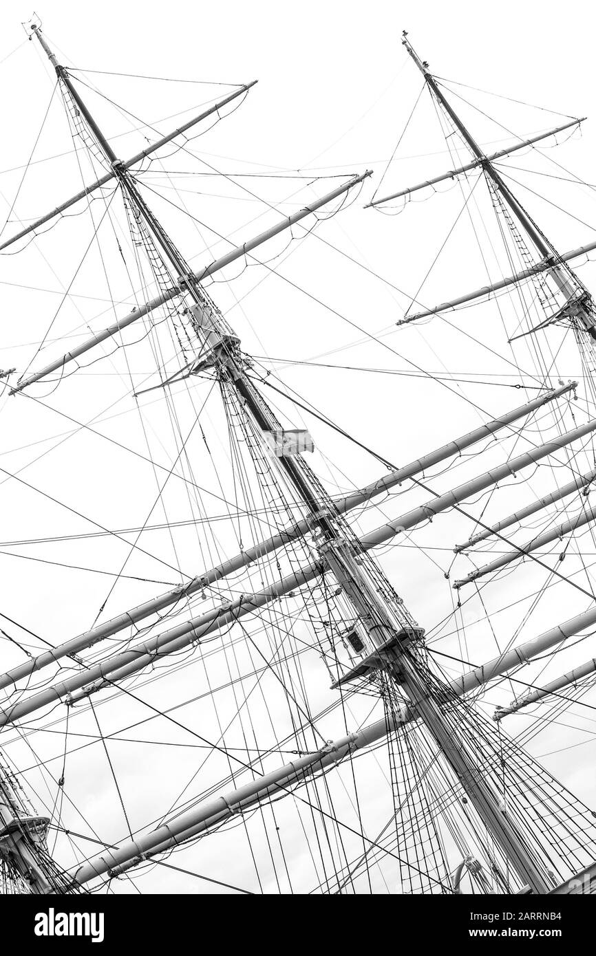 Monochromes Bild von Mast mit Takelage und aufgerollten Segeln des alten polnischen Segelschiffs dar Pomorza Stockfoto