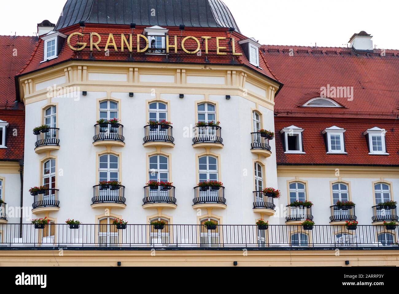 Balkon und Terrasse des Grand Hotel in Sopot an der Danziger Bucht vom Strand aus Stockfoto