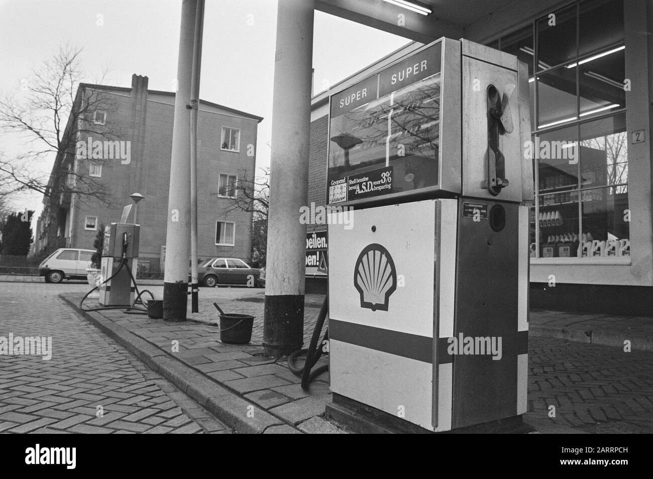 Shell-Pumpe Datum: 7. April 1986 Schlagwörter: Benzinpumpen Stockfoto