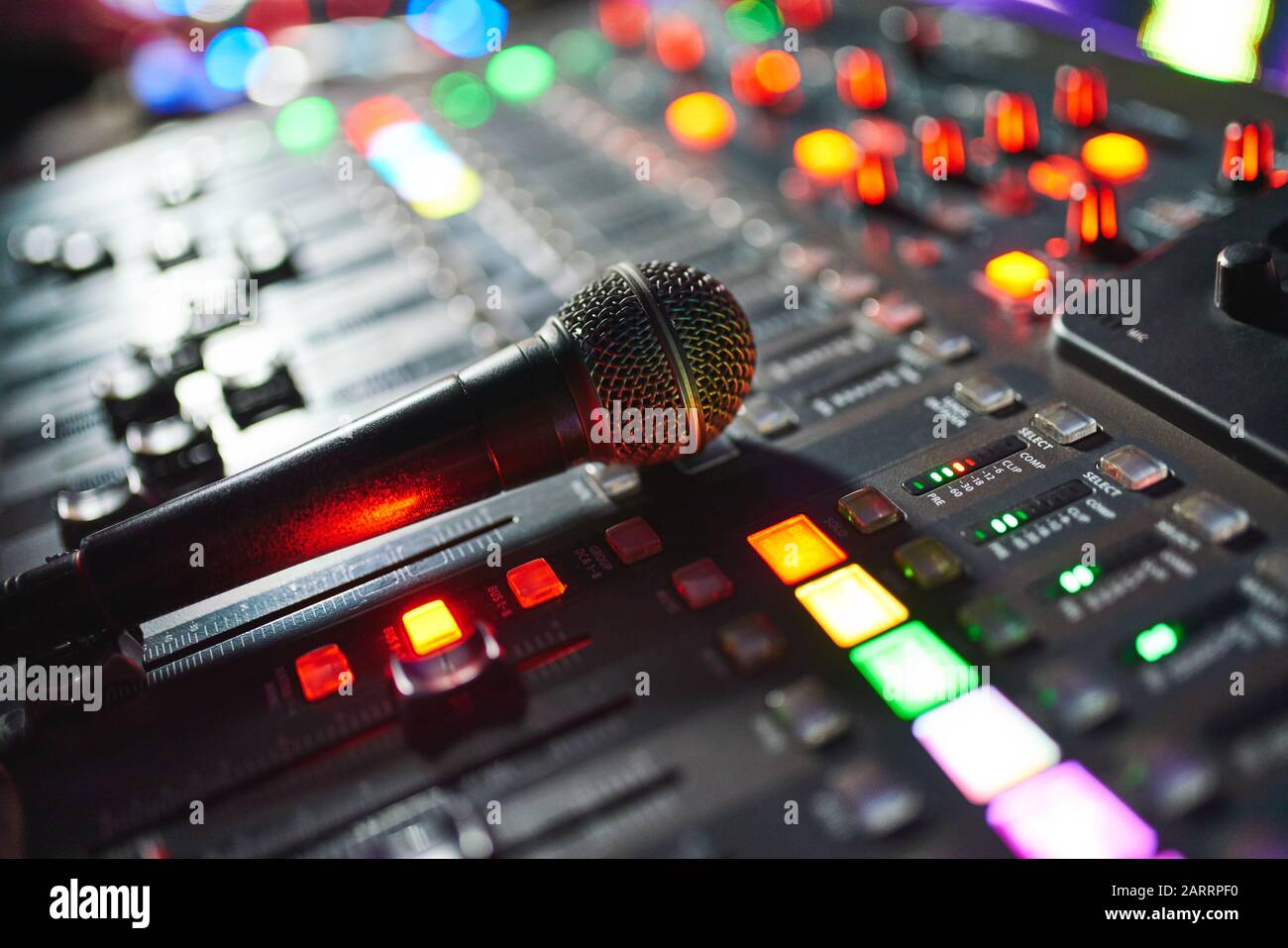 DJ-Arbeit in einem Nachtclub, Musik Club party, Konzert, ein Mixer und DJ-Konsole. Das Konzept von Disco, Unterhaltung, Urlaub. Soft Focus Bild Stockfoto