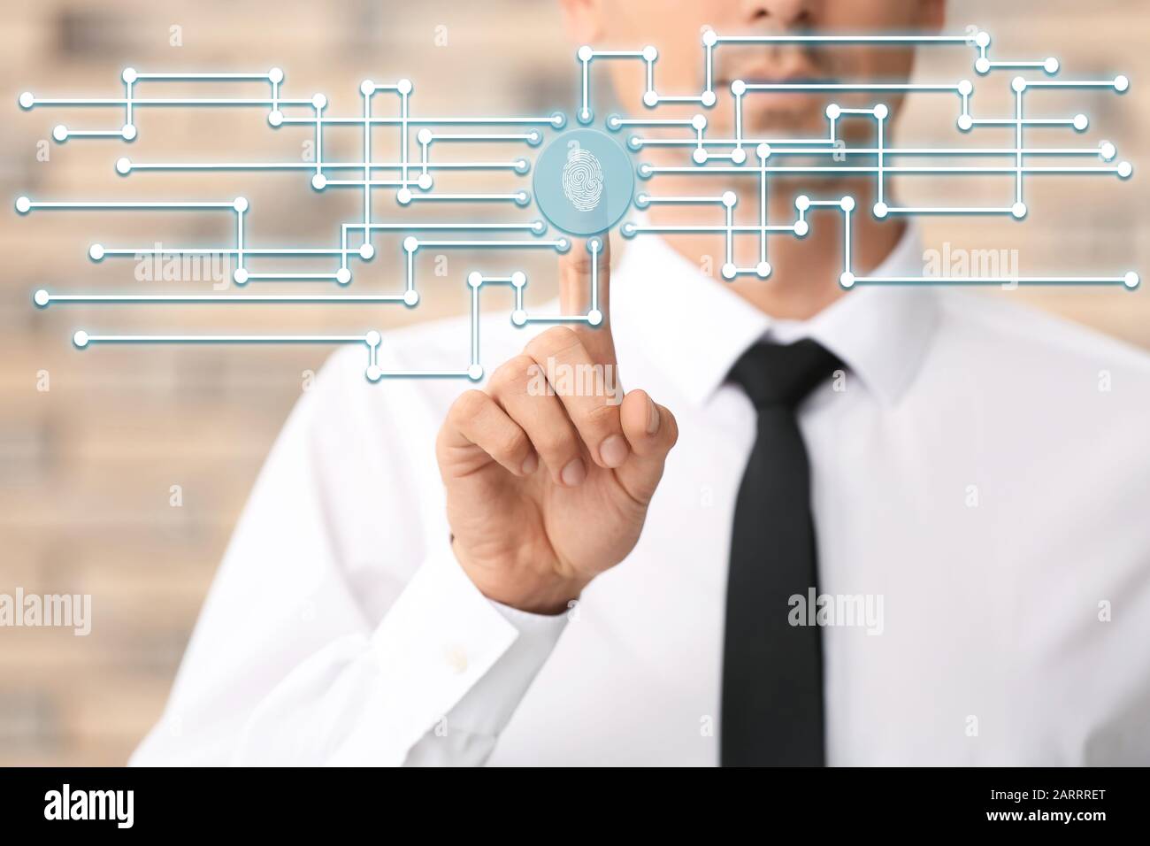 Geschäftsmann scannt Fingerabdruck für das Sicherheitssystem "ENTER". Konzept der Datensicherheit Stockfoto
