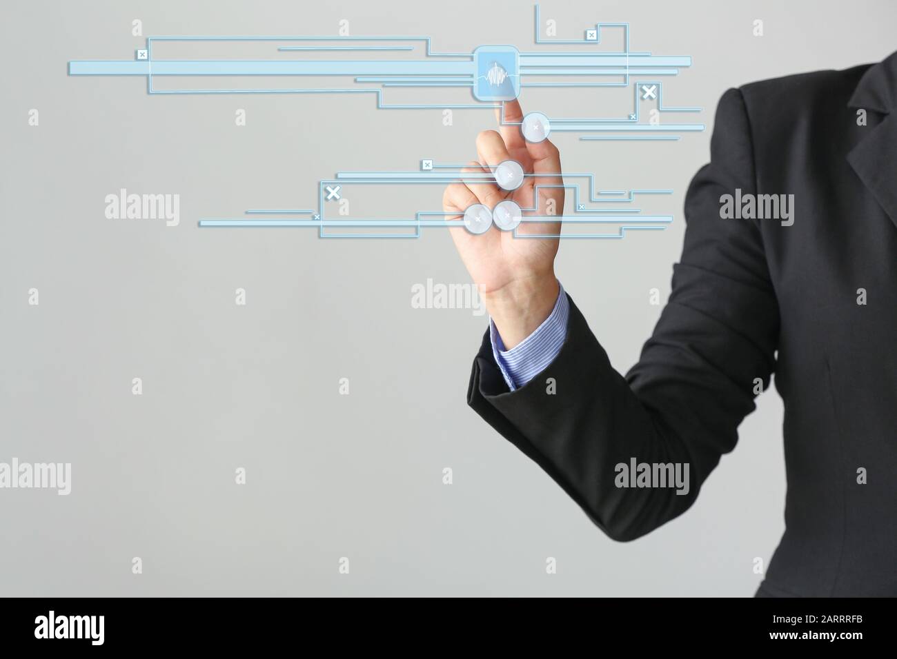 Geschäftsfrau scannt Fingerabdruck für das Sicherheitssystem vor grauem Hintergrund. Konzept der Datensicherheit Stockfoto