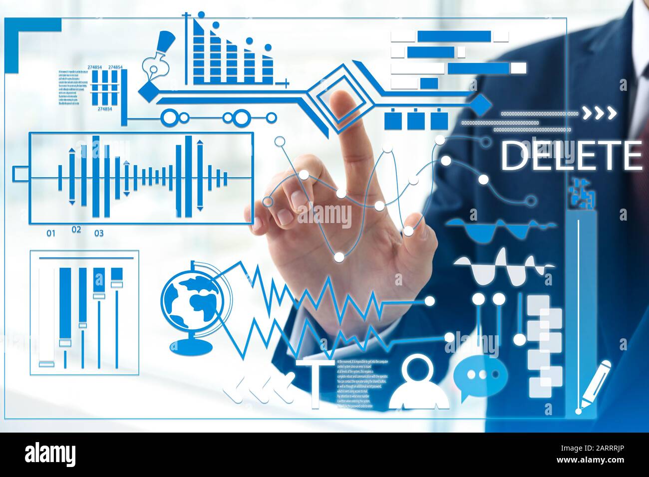 Geschäftsmann verwendet virtuellen Bildschirm im Büro. Konzept moderner Geschäftstechnologien Stockfoto