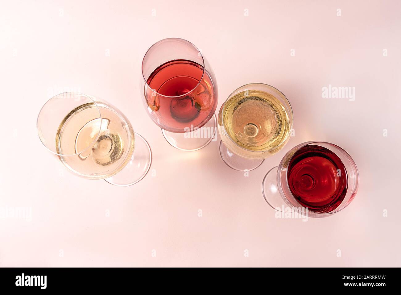 Flach Rot und Weiß und rose Weingläser auf rosa Hintergrund. Stockfoto