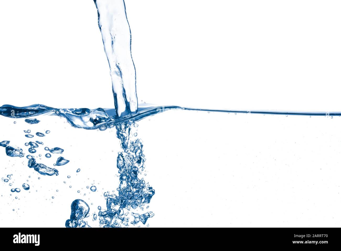 Seitenansicht eines starken Wasserstroms, der unter die Oberfläche fließt und Blasen auf weißem Hintergrund erzeugt Stockfoto