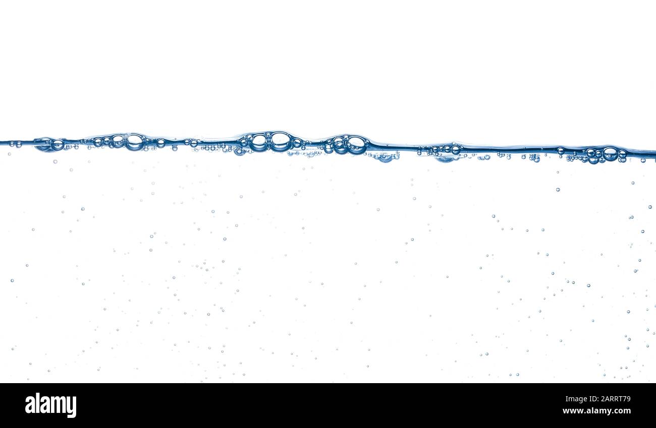 Beständige Wasseroberfläche mit Blasen und anderen kleinen unter weißem Hintergrund Stockfoto