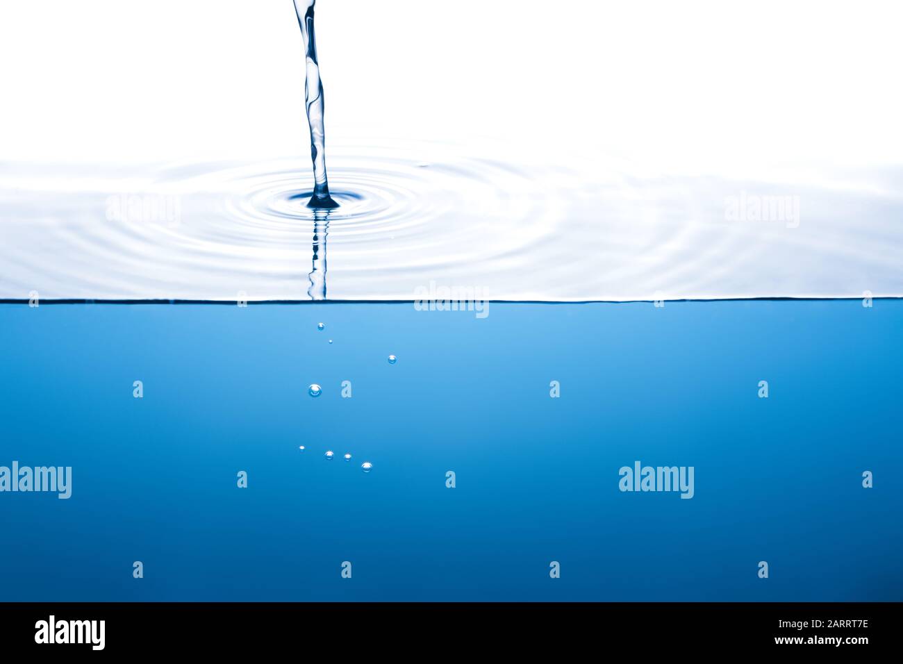 Reiner Strom, der die Oberfläche berührt, wenige Blasen unter dem Wasserstand Stockfoto