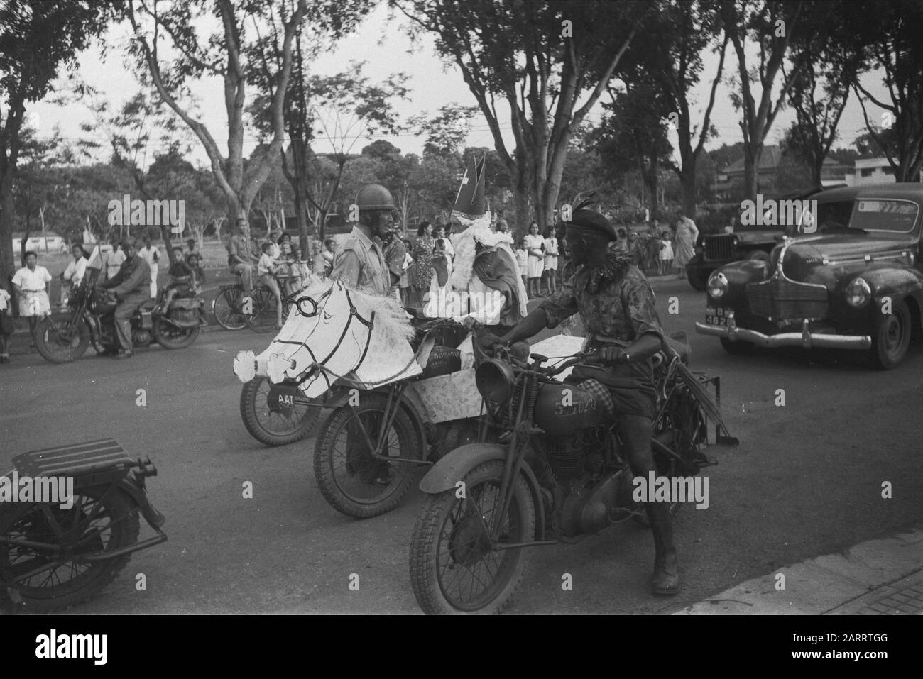 St. Nikolaus in 2 AAT Saint Nicholas bei den niederländischen Truppen in Indie. De Sint gibt ein Motorrad-Ordnungsdatum zu: Dezember 1946 Ort: Batavia, Indonesien, Jakarta, Niederländisch-Ostindien Stockfoto