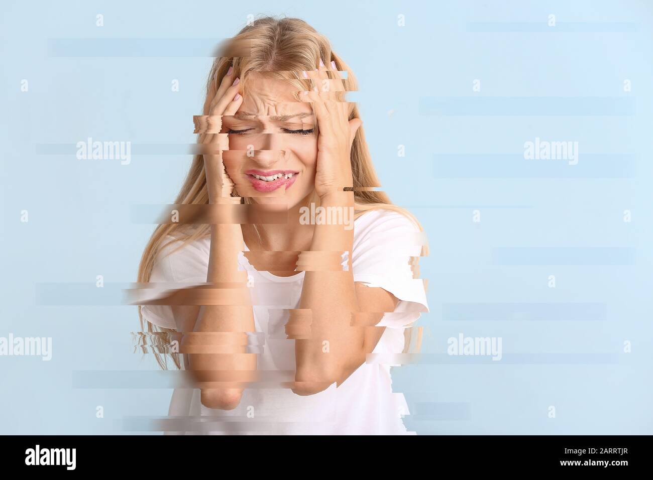 Deprimiert junge Frau auf farbigen Hintergrund Stockfoto