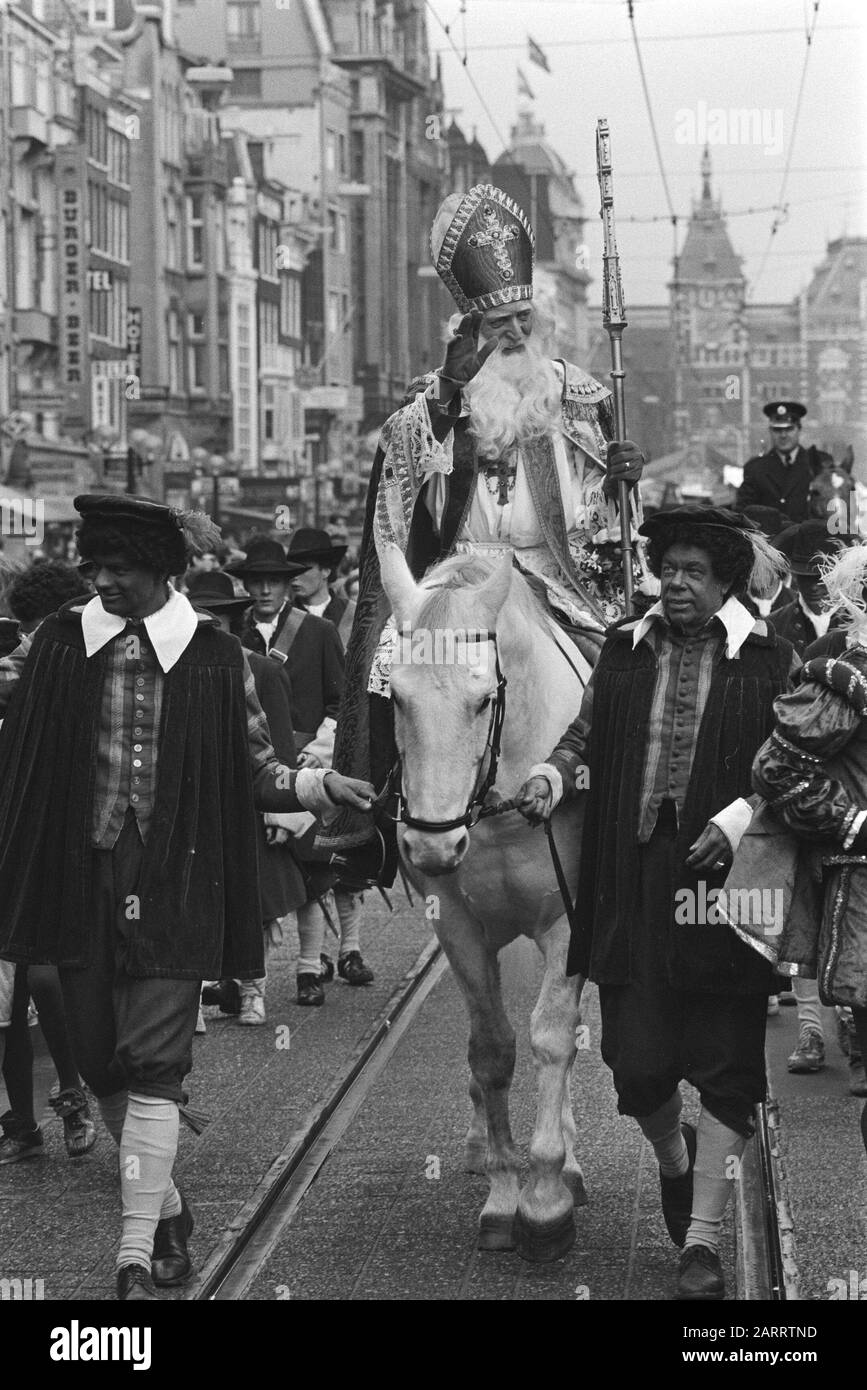 Eingang Sinterklaas in Amsterdam Saint Nicholas auf seinem Pferd Datum: 19. November 1983 Ort: Amsterdam, Noord-Holland Schlüsselwörter: Entractions, Folkfestivals Stockfoto