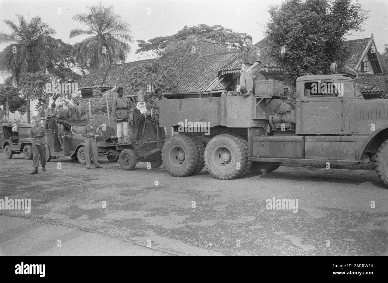 Soekaboemi/Outdoor Care/St. Nikolausfeier der 7. Dezemberfeier der Division Saint Nicholas. Sinterklaas und Zwarte Pieten auf einem Anhänger hinter einem großen Lastwagen Datum: 5. Dezember 1947 Standort: Indonesien, Niederländische Ostindien Stockfoto