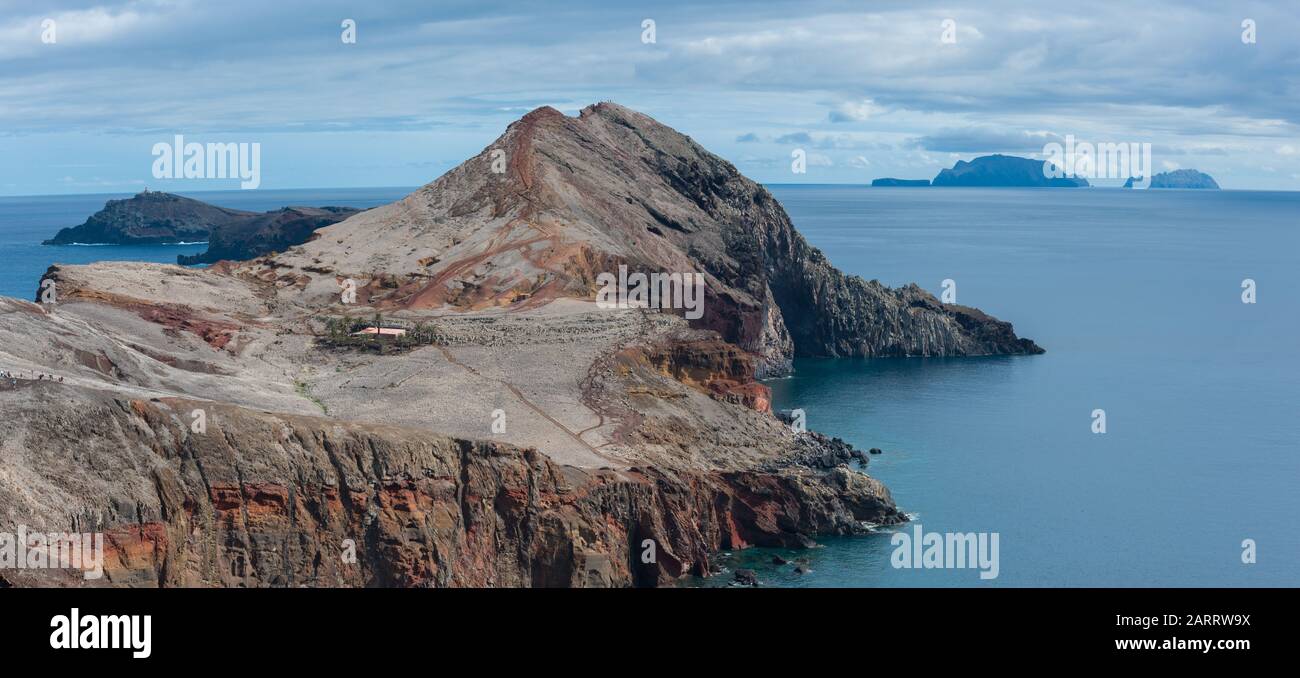 Blick entlang der östlichen Spitze von Ponta de Sao Lourenco in Richtung Ilhas Desertas, Madeira Stockfoto