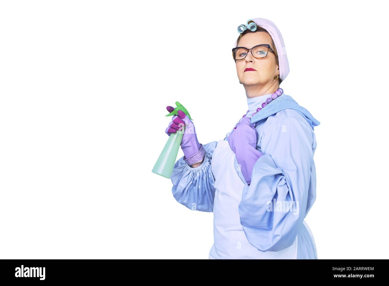 Portrait von alten Putzfrau in Schürze mit Staub Reinigungsbürste auf blauem Hintergrund isoliert. Spezielle einheitliche und professionelle Ausrüstung für Reinigung Stockfoto