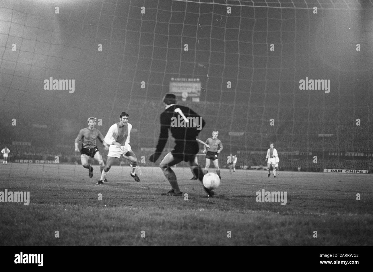 Fußballspiel Ajax Nürnberg, 4:0 Sjaak Swart erzielt das erste Tor; Torhüter Rynio vermisst den Ball Anmerkung: 1. FC Nürnberg Datum: 2. Oktober 1968 Ort: Amsterdam, Noord-Holland Schlagwörter: Sport, Fußball Personenname: Rynio, Jürgen, Swart, Sjaak Institutionenname: FC Nürnberg Stockfoto
