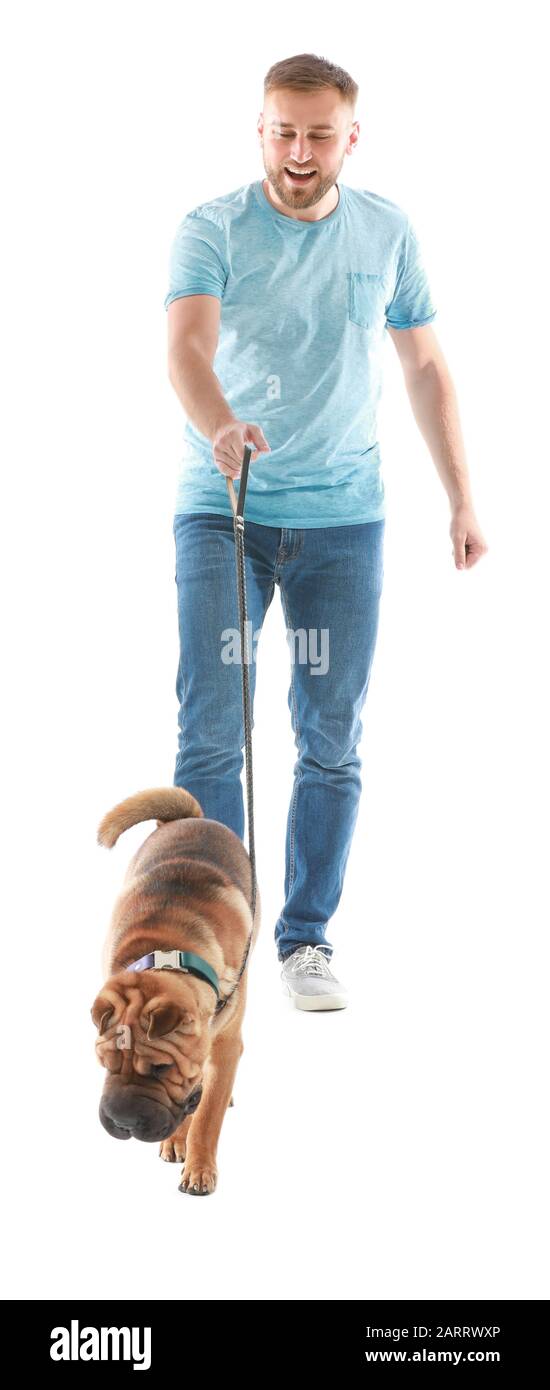 Mann mit niedlichem Hund auf weißem Hintergrund Stockfoto