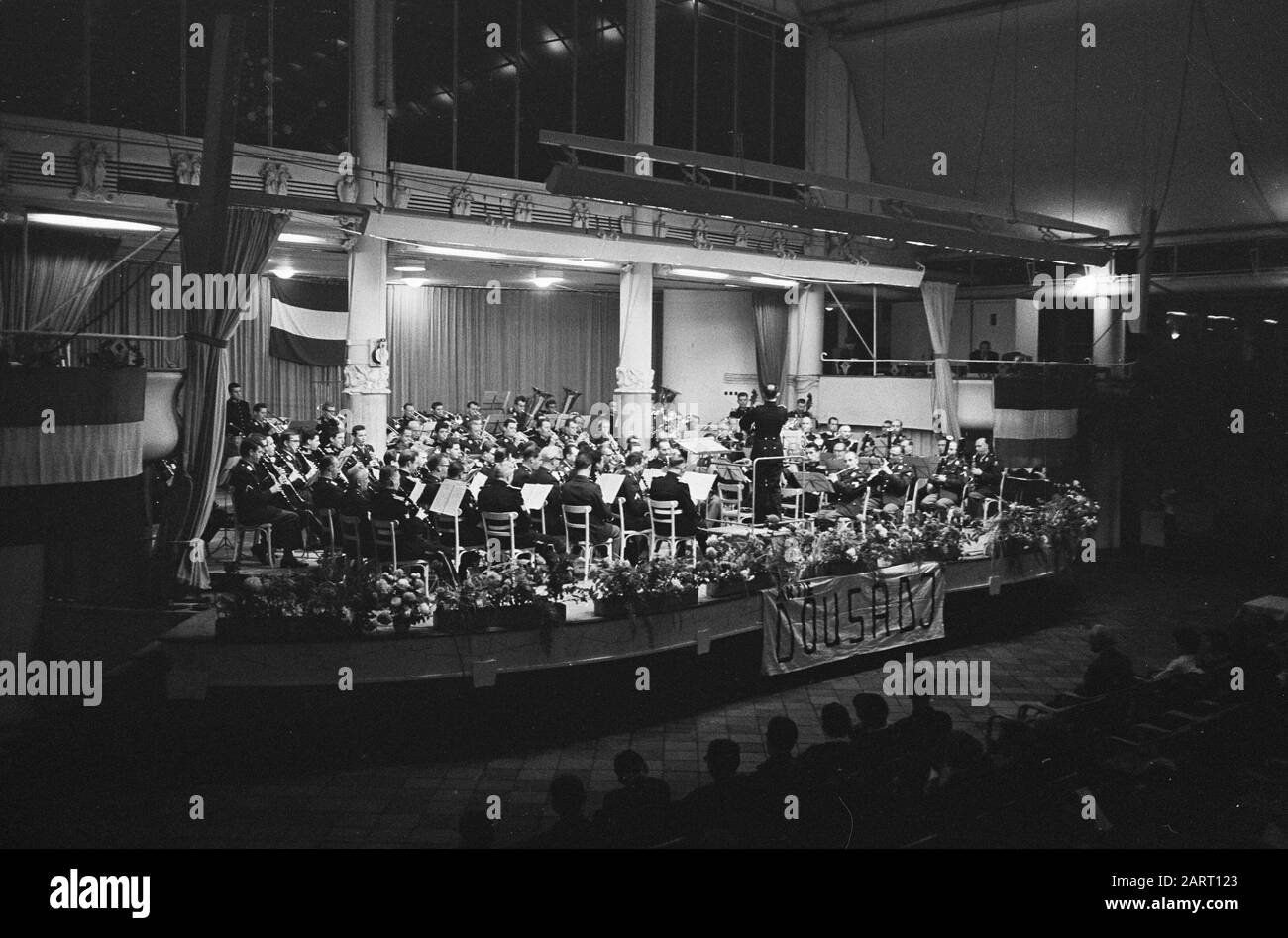 Letzte Nachtaktion Dousadj in Rivierhal in Rotterdam. Übersicht über die beiden Kapellen unter der Leitung von Kaptein H. C. van Lijnschoolen Datum: 24. Oktober 1963 Ort: Rotterdam, Zuid-Holland Schlüsselwörter: AKTIES, KAPELLES, Letzte Nächte, Ansichten persönlicher Name: DOUSADJ Stockfoto