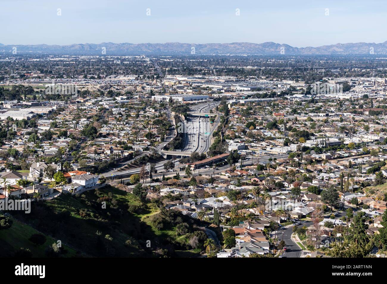 Blick auf den Verdugo Mountain von Gebäuden, Häusern und der Autobahn 5 im Sun-Valley-Viertel von Los Angeles, Kalifornien. Stockfoto