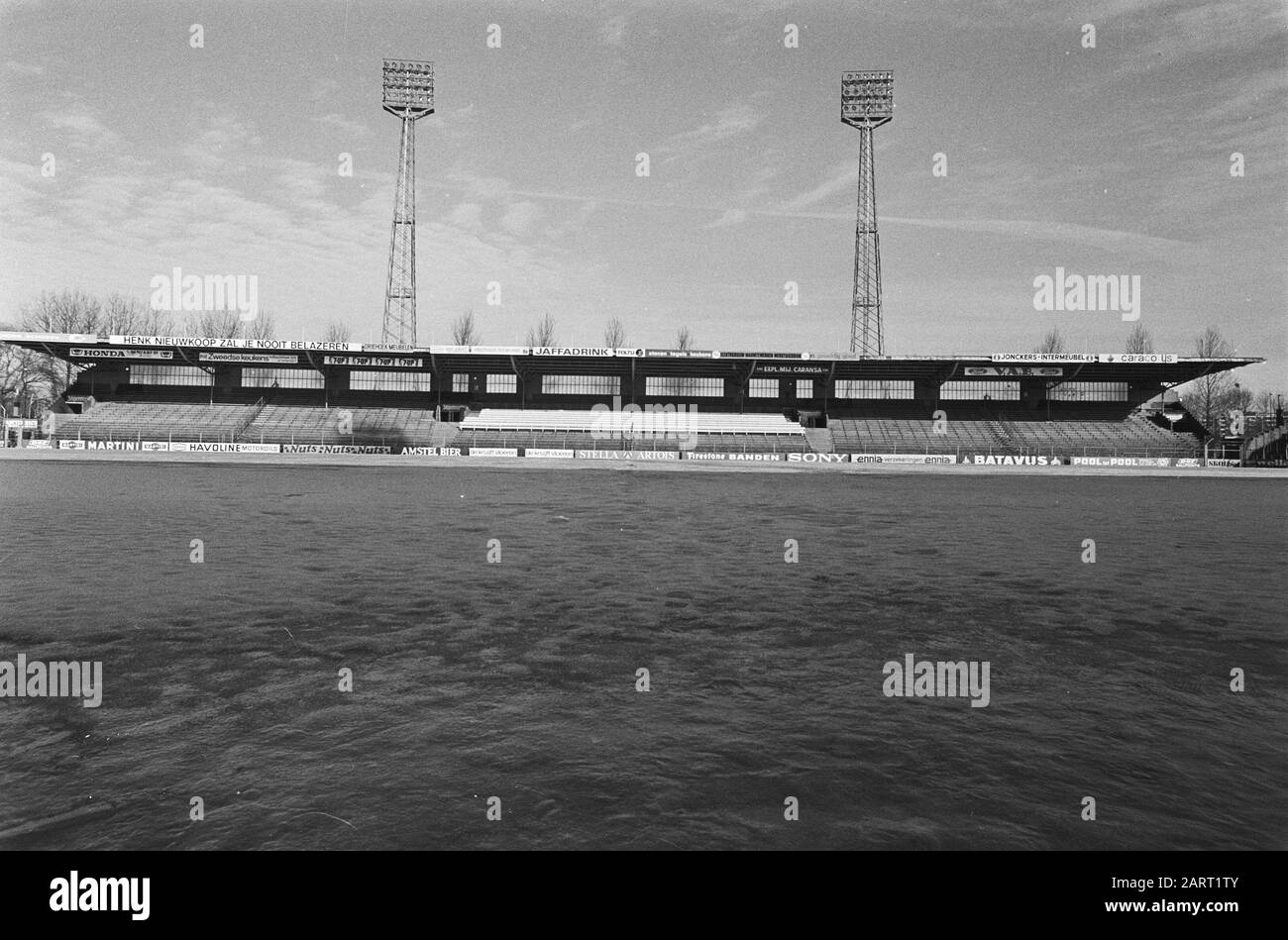 Schnee und Eis auf dem Fußballfeld im Ajax-Stadion Datum: 9. Februar 1979 Schlagwörter: Sport, Stadien, Name der Fußballperson: AJAX-Stadion Stockfoto