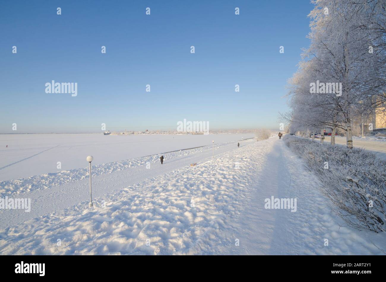 Böschung der nördlichen Dvina in Archangelsk. Frostiger Wintertag Stockfoto