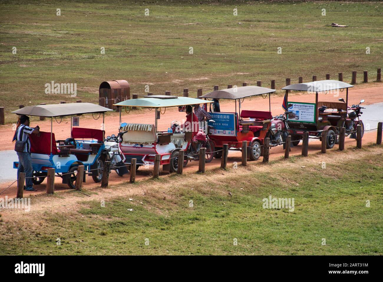Siem Reap, Kambodscha, 12.18.2019: Traditioneller Parkplatz Für Tuk Tuk Taxen mit Motorrad, der auf die Passagiere in Siem Reap wartet Stockfoto
