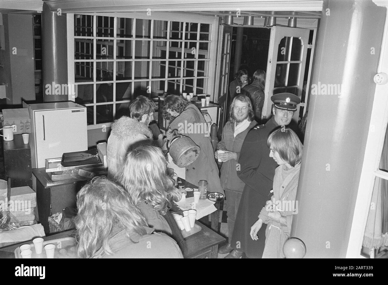 Soc. Jugend gießt Kaffee zum Abbruch in Noord Hollands Kaffeehaus Amsterdam ein, Kaffeestand Datum: 1. Januar 1972 Ort: Amsterdam, Noord-Holland Schlüsselwörter: Jugend, COFFEHOUSES Stockfoto