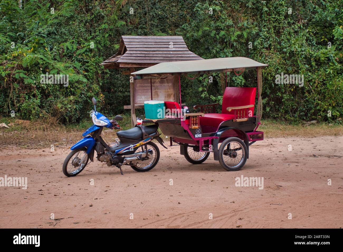 Siem Reap, Kambodscha, 12.18.2019: Ein traditionelles Park-Motorrad Tuk Tuk Taxi, ein beliebter Transport in Siem Reap Stockfoto